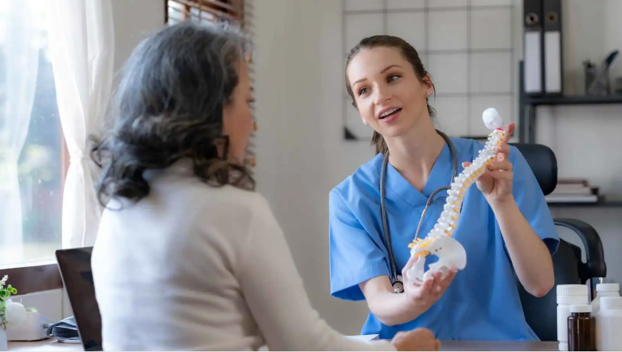 "الخطر الصامت" ..  كيف تحمي النساء عظامهن من الهشاشة؟