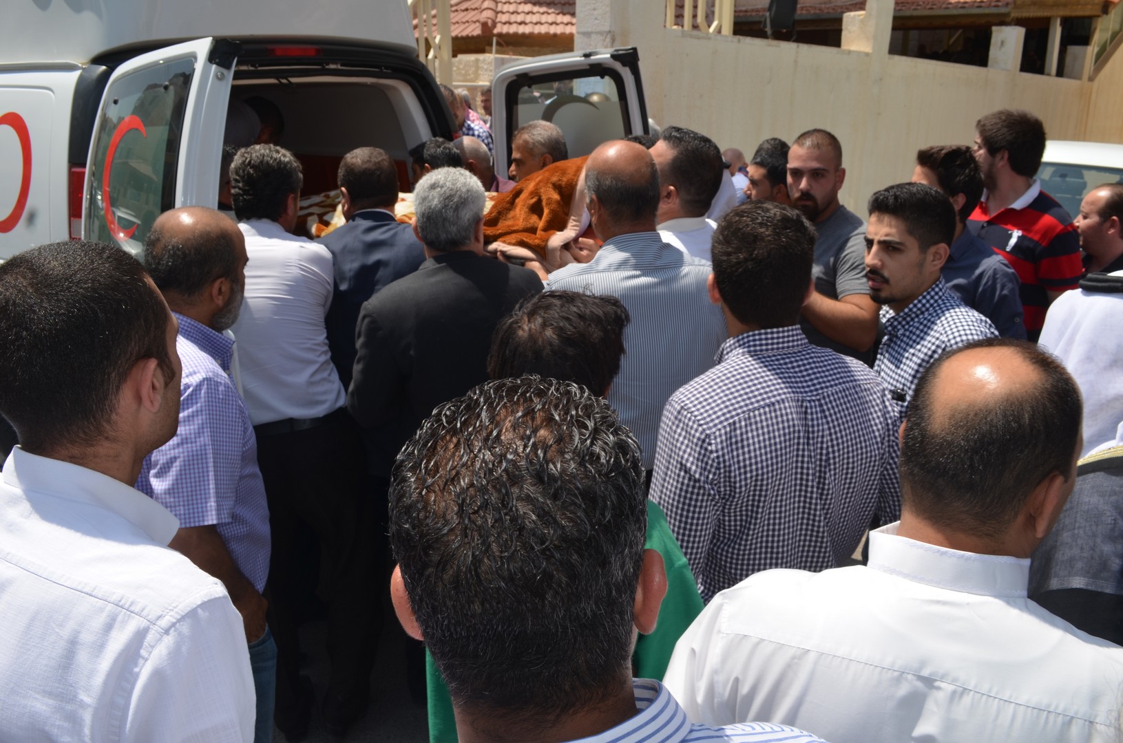 أمراء و حشود غفيرة تُشيع جثمان الشيخ عبدالعزيز العفيشات العجارمة
