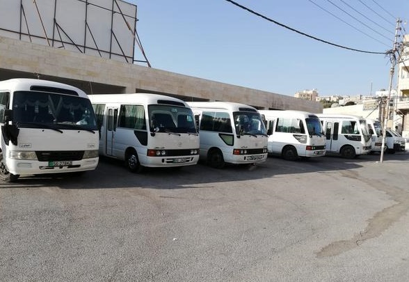 اعتصام لمشغلي حافلات "الشفا" في عجلون احتجاجاً على تغول المركبات الخصوصية
