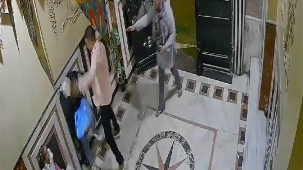 كاميرا مراقبة ترصد اعتداء مصري على زوجته بوحشية في الشارع - فيديو
