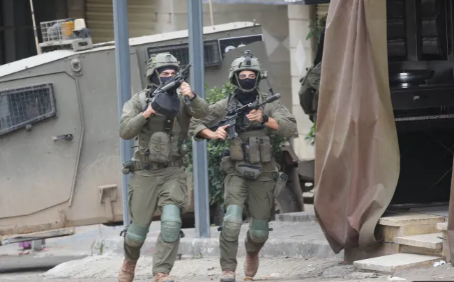 الاحتلال يصيب فلسطينيا بطولكرم وينكل بمسن في الخليل