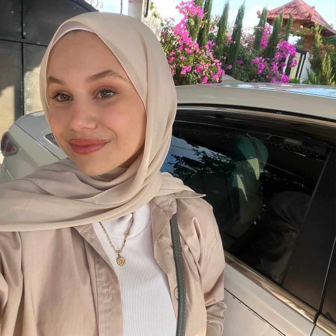 مبارك للطالبة ريمان محمود القواسمه التفوق في الثانوية العامة بمعدل (97.9%)