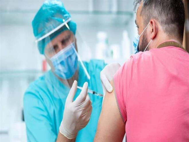 حتى بعد التطعيم ..  هذه الفئات عرضة للإصابة بعدوى كورونا