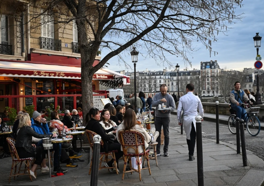نصائح الإتيكيت في باريس: كيف تتصرف في المقاهي والمتاحف