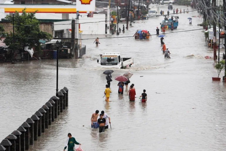 4 قتلى وفرار عشرات الآلاف من منازلهم بسبب فيضانات وعواصف في الفلبين