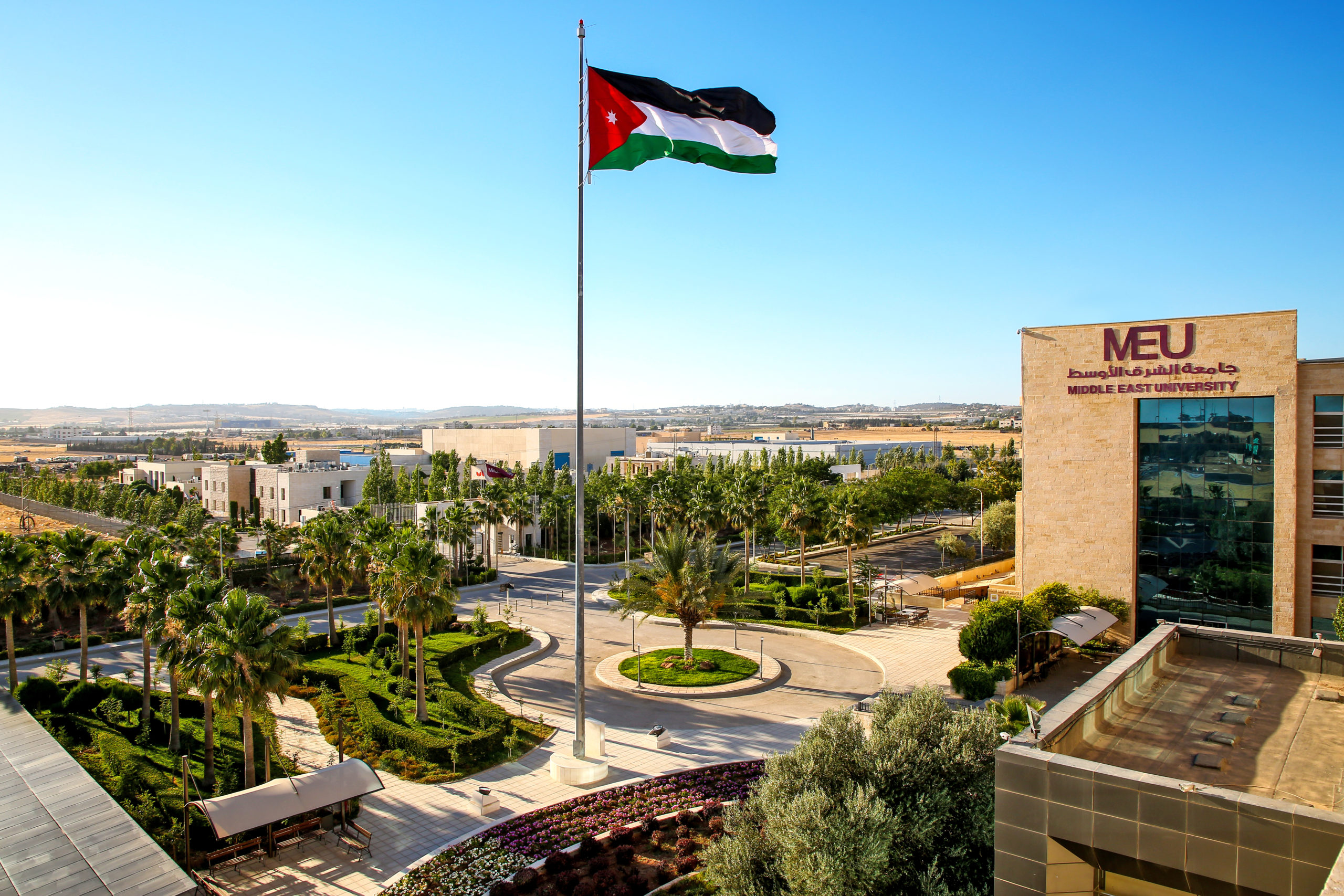 جامعة الشرق الأوسط تناقش 93 رسالة ماجستير خلال فصل دراسي واحد 
