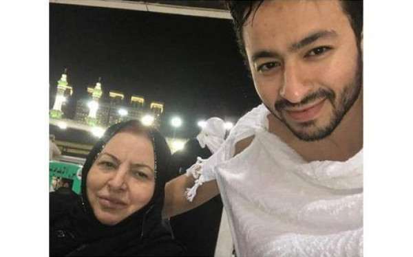 بعد أيام من نشر صورته مع والدته  ..  الموت يفجع حمادة هلال