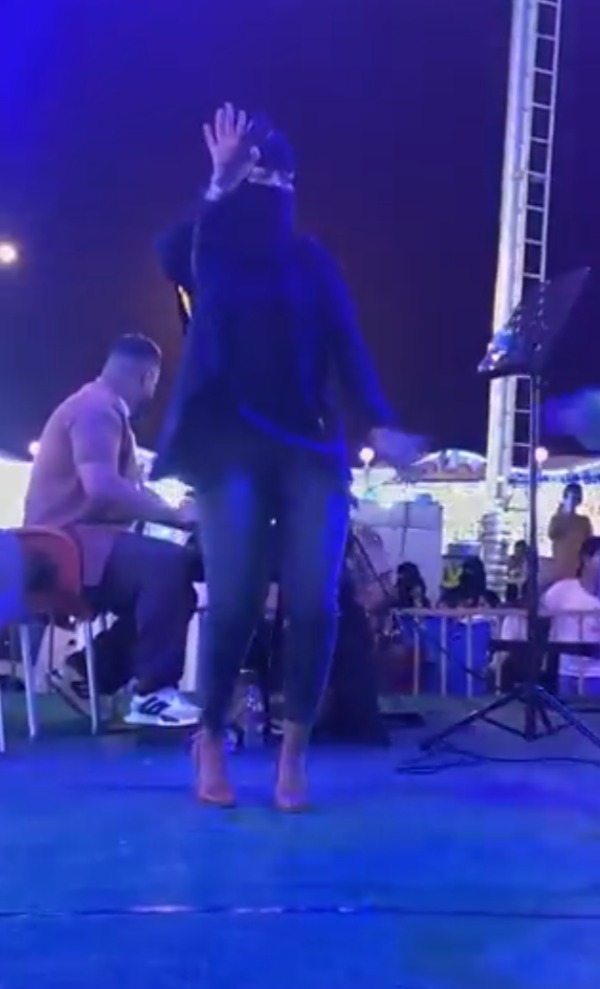 "جينز ضيق ونقاب" ..  مطربة منقبة سعودية تثير جدلًا بظهورها على المسرح - صور 