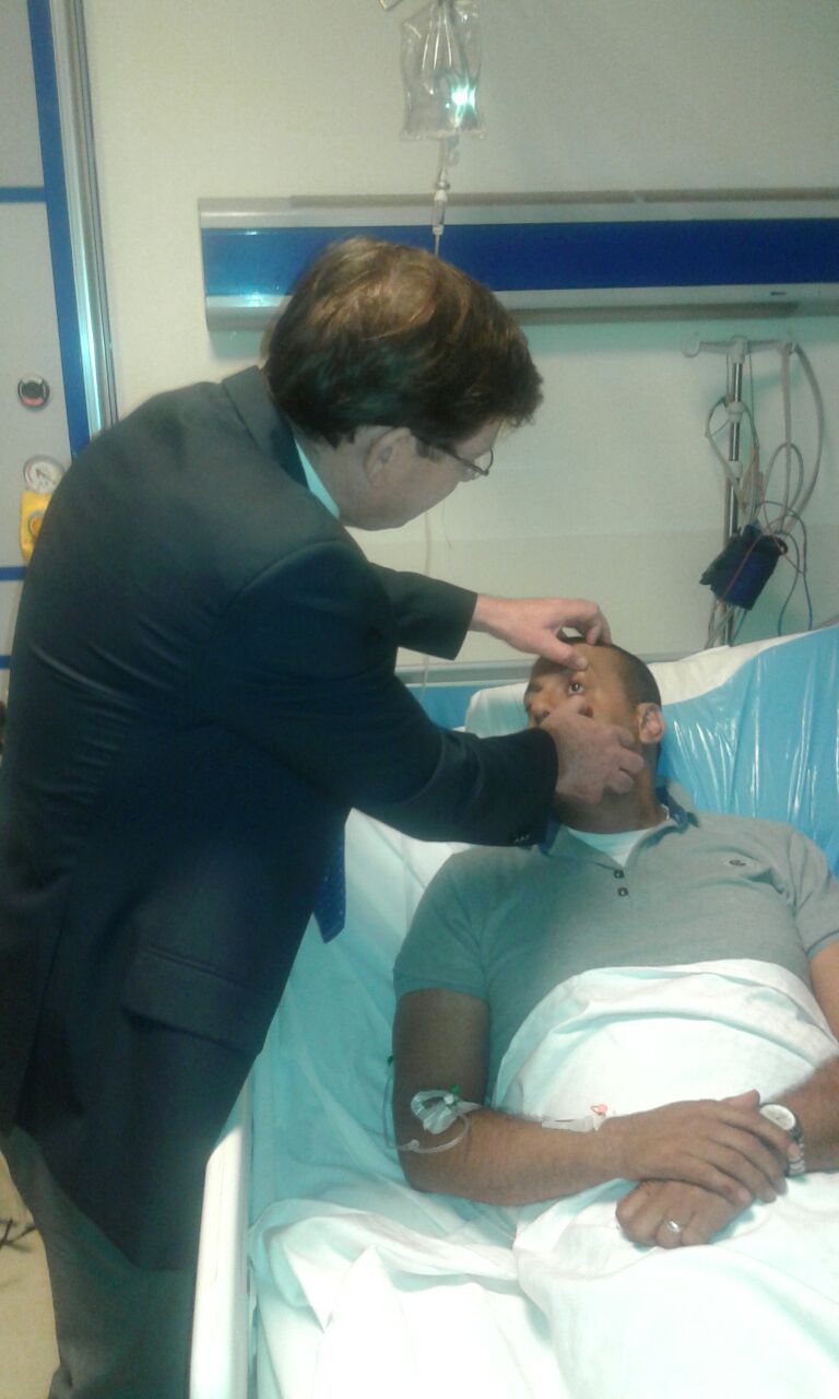 وزير الصحة يزور الطبيب المعتدى عليه مرة اخرى  ..  صور