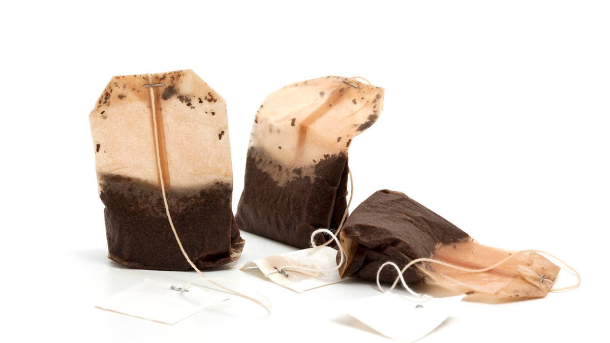 نصيحة خبراء ..  أكياس الشاي لإزالة الروائح الكريهة من الثلاجة