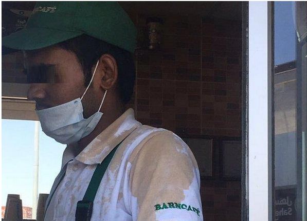 صورة عامل مقهى يبكي تثير الاستياء على تويتر