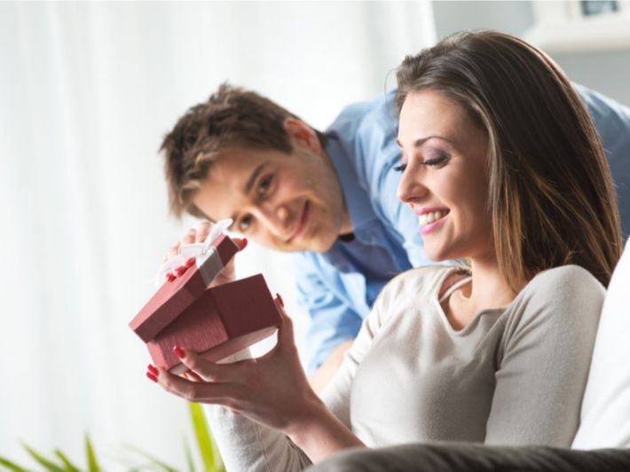 زوجي يطلب مني الهدايا  ..  كيف اتصرف؟