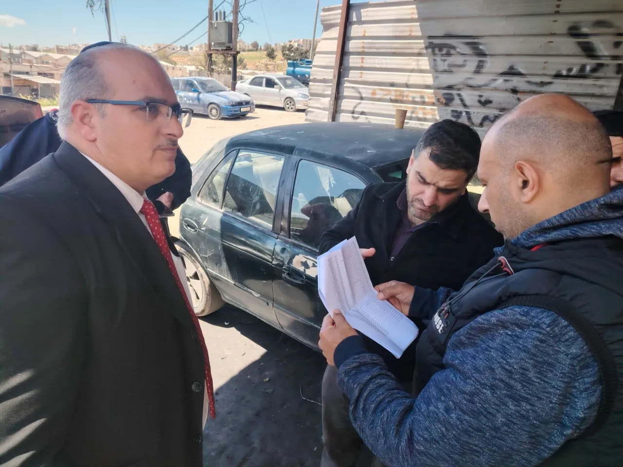 بلدية جرش تغلق محلات متخلفة عن دفع الإيجارات في المدينة الحرفية