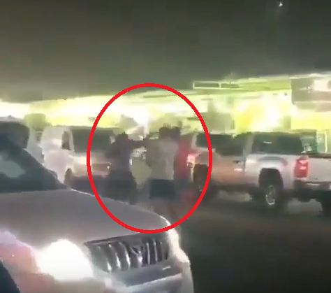 بالفيديو ..  شجار عنيف بين شابين بسبب رقصة “كيكي” في الشارع العام!