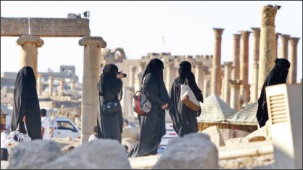 تراجع إنفاق المغتربين والسياح الخليجيين يخفض معدل النشاط التجاري