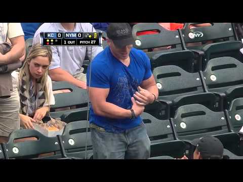 بالفيديو.. مصور يحرج شاب ذو عضلات مفتولة لم يستطع فتح زجاجة مياه