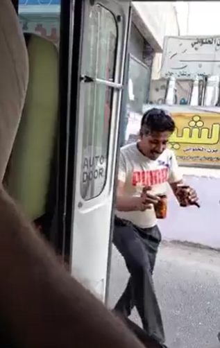 بالفيديو  ..  صاحب محل "عصائر" على طريق "اوتوستراد الزرقاء" يثير إعجاب منصات التواصل لما فعله مع ركاب حافلة 