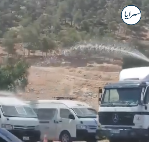 بالفيديو ..  صاحب تنك ماء يرشّ مياه على دورية نجدة في يوم الحر الشديد