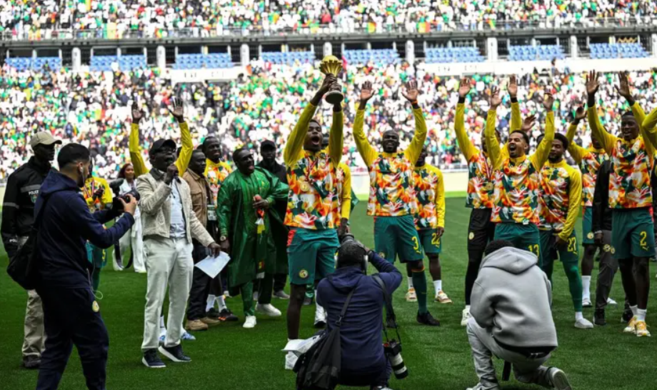 السنغال تتحدى قرار "التجريد" وتحتفل بكأس أفريقيا في باريس