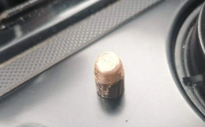 نجاة سائق من رصاصة اخترقت سيارته في عمان 