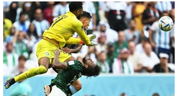 كسر في الفك ..  تفاصيل إصابة الشهراني لاعب السعودية خلال لقاء الأرجنتين