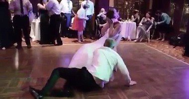 بالصور .. سقوط عريس أثناء رقصة العروسين أمام الحضور