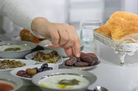 طبيب يحذر مرضى السكري من كسر الصيام على هذه الأطعمة