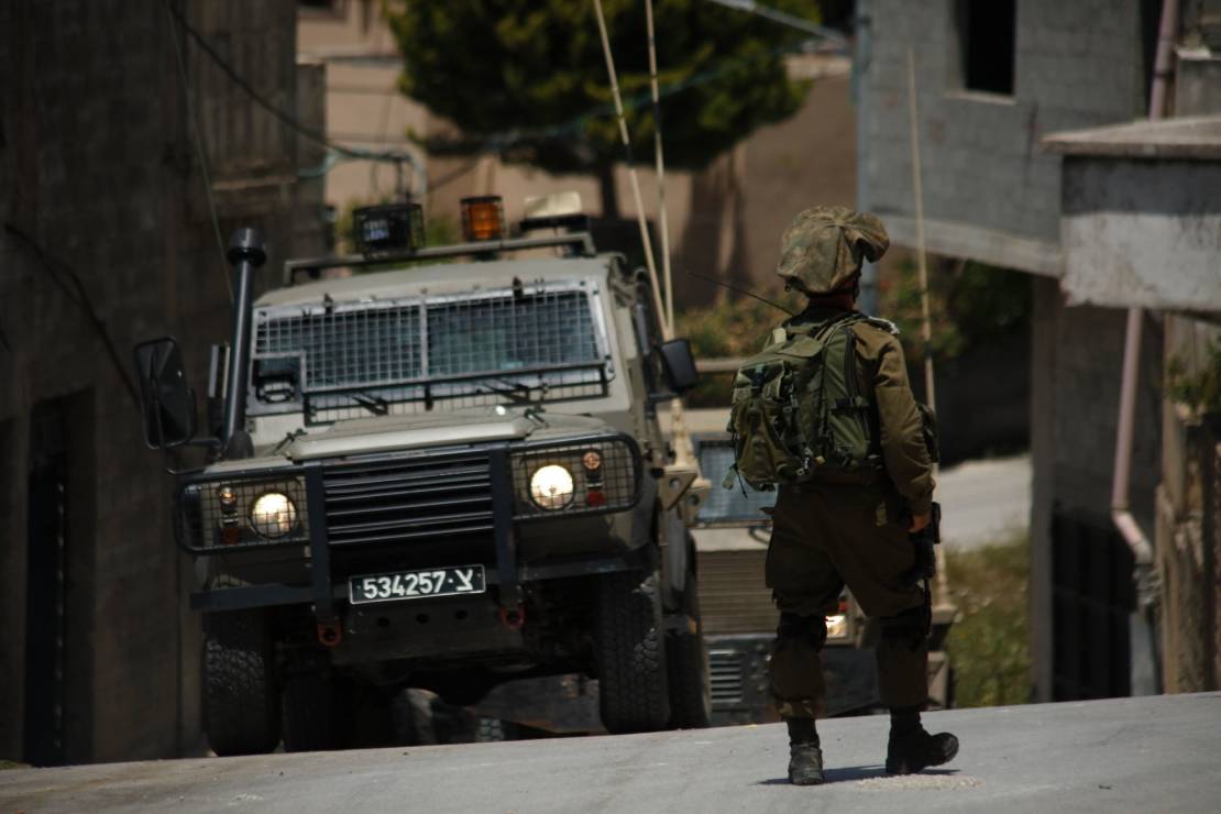 بينهم سيدة ونجلها  ..  7 معتقلين من الضفة والقدس فجر اليوم