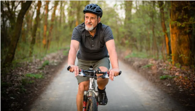 ركوب الدراجة ..  عادة بسيطة تطيل عمر كبار السن وتعزز صحتهم