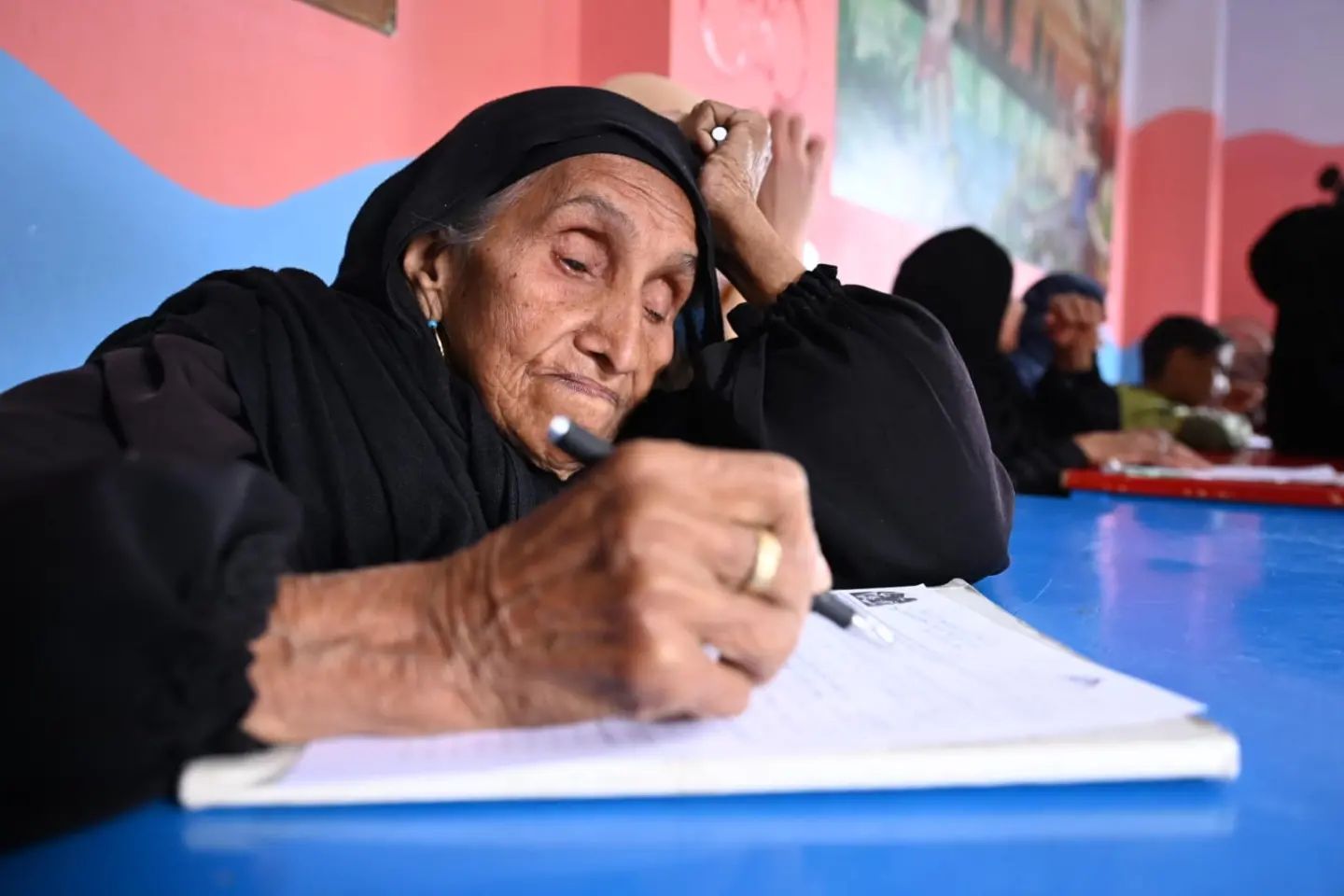 بعمر الـ90 ..  مسنة مصرية خاضت الامتحانات بكل ثقة 
