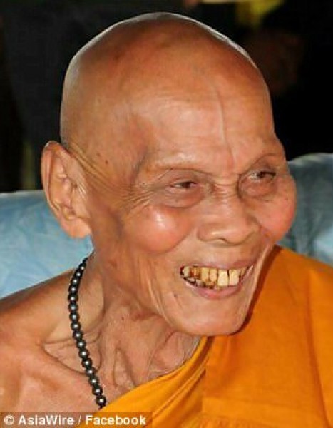 بالصور .. استخرجوا جثته بعد عامين من وفاته ..  راهب بوذي يصدم أتباعه 