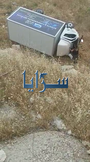 بالفيديو  ..  إصابة متوسطة بتدهور مركبة شحن في عمّان 