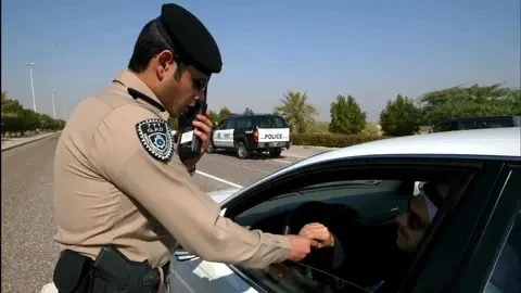 سائق متهور يتعمد دهس ضابط مرور كويتي ..