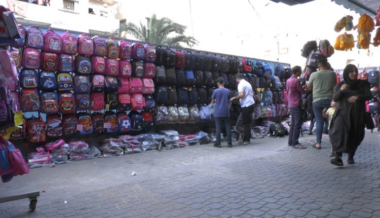غزة  ..  العام الدراسي الجديد يثقل كاهل الأسر مع استمرار الأزمة الاقتصادية