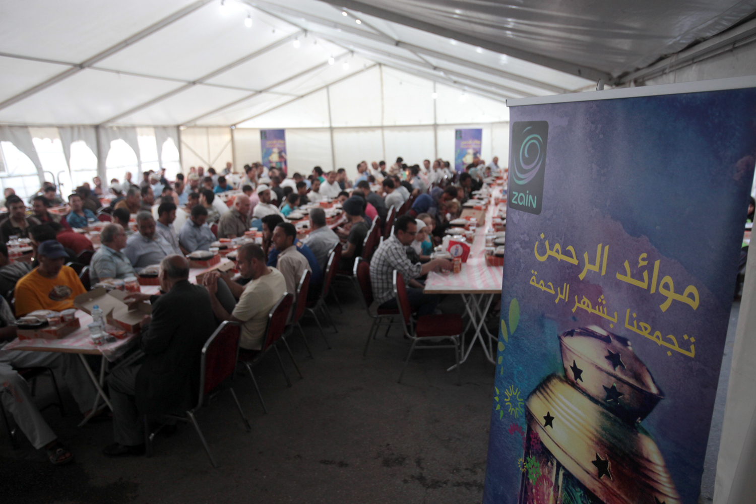 للعام السابع عشر على التوالي زين تشارك المواطنين الإفطار من خلال موائد الرحمن في 8 محافظات خلال الشهر المبارك 