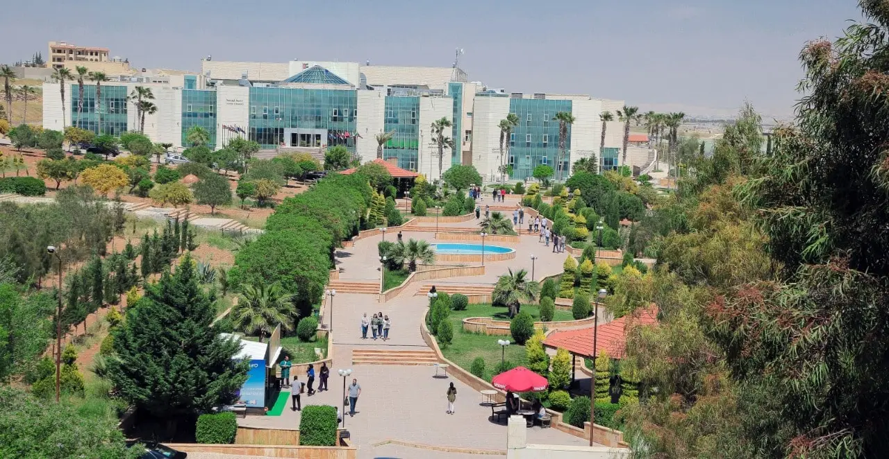 فوضى في حفل تخرّج بجامعة الإسراء ..  طلاب يرمون شهاداتهم على المسرح والجامعة توضح لـ"سرايا" (فيديو)