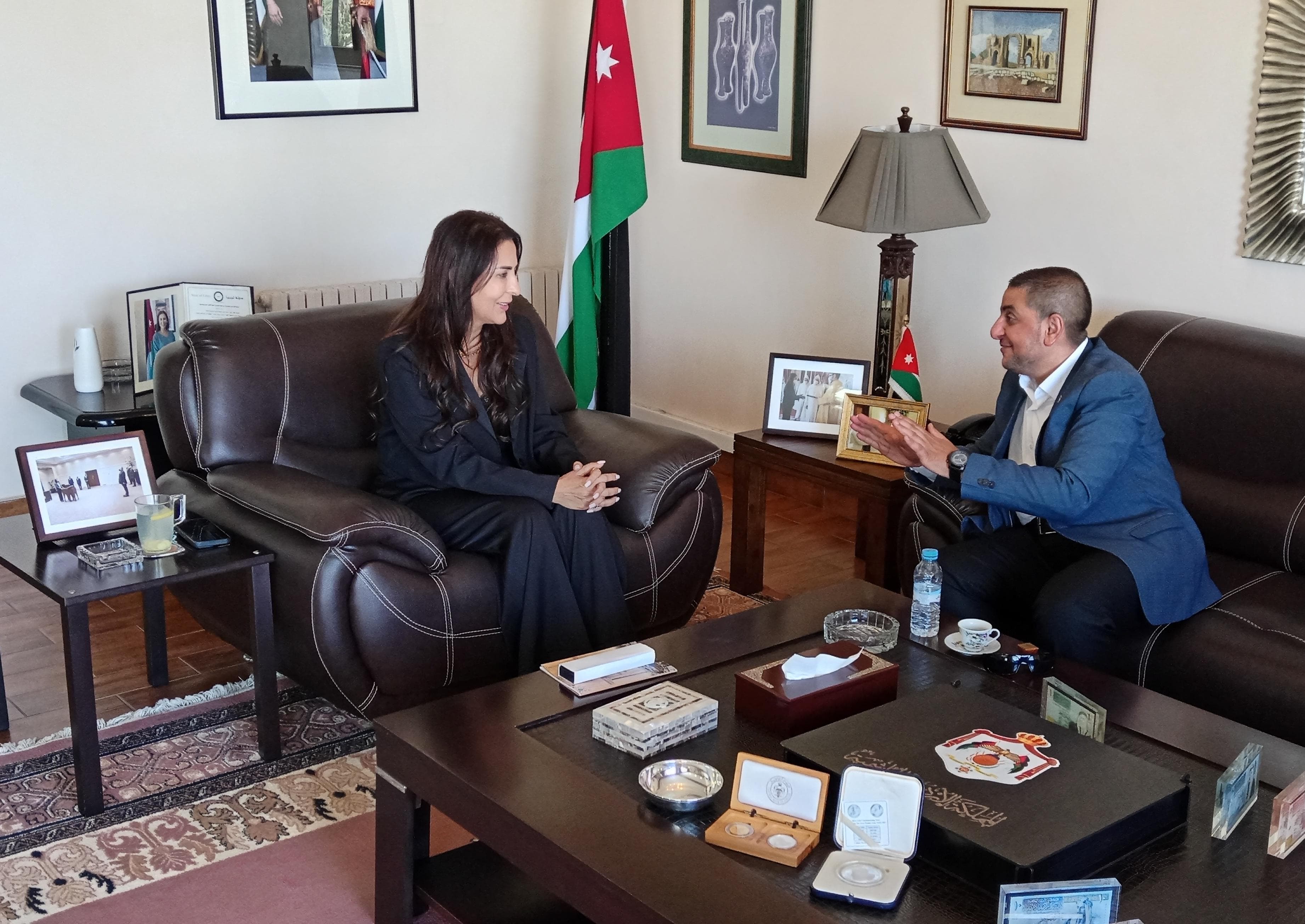 سفيرة الأردن بالمغرب تلتقي الفنان زيد العواملة بعد تميزه في الملتقى الدولي للفسيفساء