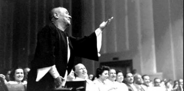  مجنون أم كلثوم ..  قصة صاحب مقولة "عظمة على عظمة يا ست"  