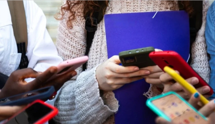 هل تحول التصفح القهري إلى "تبغ رقمي" يغتال المراهقين؟