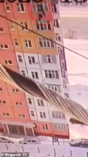بالفيديو ..  روسيه تسقط من الطابق التاسع وبالعناية الإلهية كأن شيئاً لم يكن !