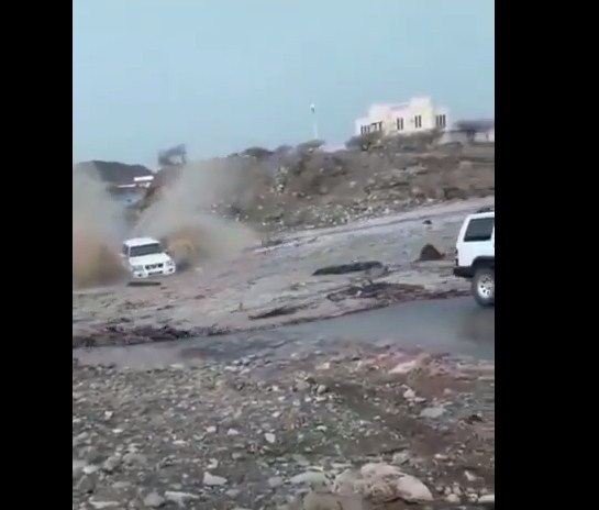 بالفيديو ..  مشهد مرعب لسيل مفاجئ يجرف سيارة في عمان 