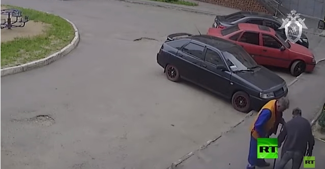 بالفيديو : لحظة سقوط طفلة في البالوعة في روسيا 
