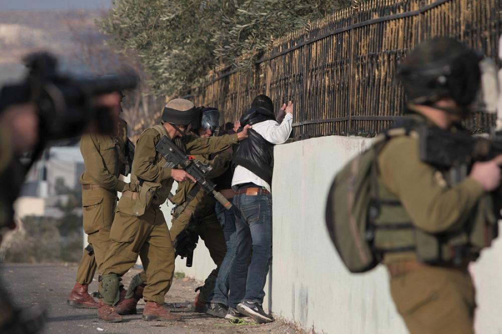 الاحتلال يعتقل 19 فلسطينيا بالضفة الغربية 