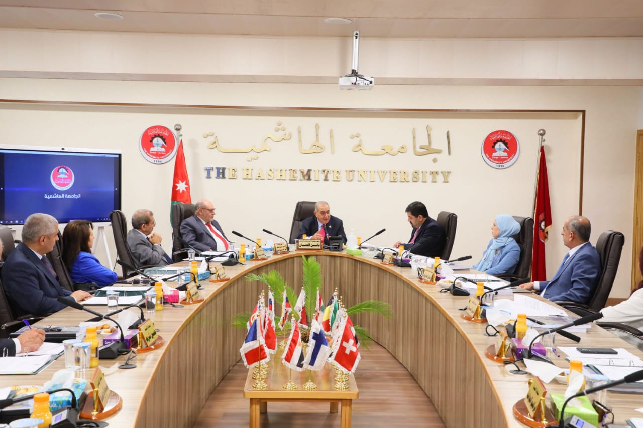 بالصور  .. العين الحسبان يولم لاعضاء مجلس امناء الهاشميه السابق ويهديهم دروعا تكريميه