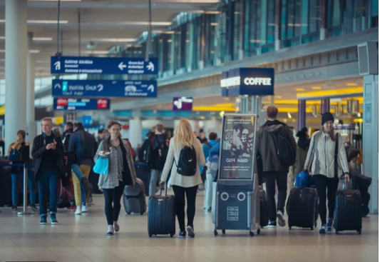 كيف تتجنب الزحام في المطارات خلال مواسم السفر؟