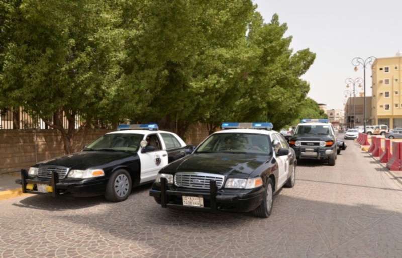 أمن مكة يعيد طفلاً لأحضان والده عقب سرقة سيارتهم وهو بداخلها