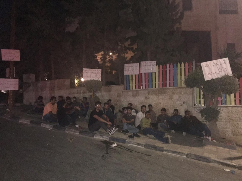 الإفراج عن (23)  من طلبة الطب العائدين من السودان بعد اعتصامهم امام التعليم العالي 