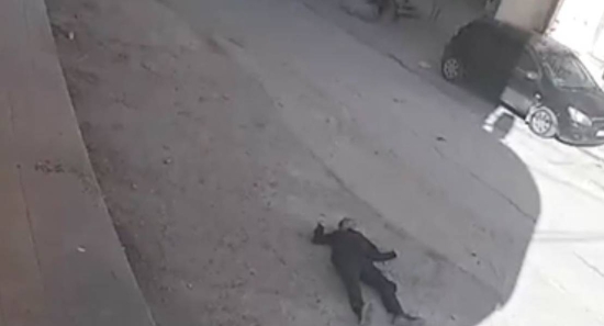 التقطوا صورة له بعدما أعدموه  ..  فيديو يظهر ما فعله جنود الاحتلال بجانب جثة طفل في مخيم جنين