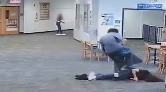 فيديو وحشي ..  طالب يضرب معلمته بعنف حتى فقدت الوعي