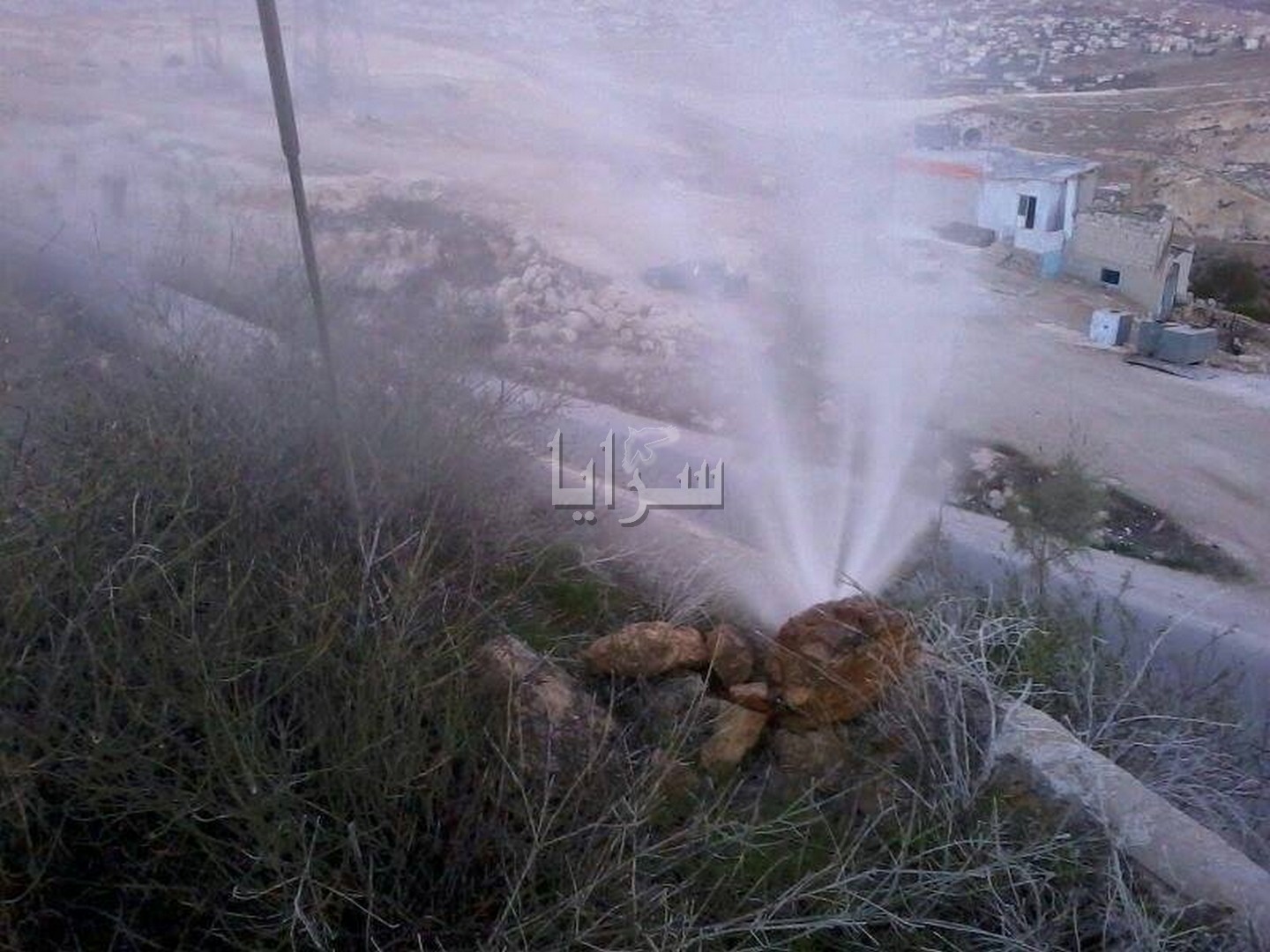 إربد: خط مياه رئيسي مكسور منذ أشهر و سلطة المياه لا تعلم عنه .. صور
